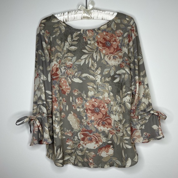 Violet + Claire Gray Floral Flutter Sleeve Blouse S - Picture 1 of 4